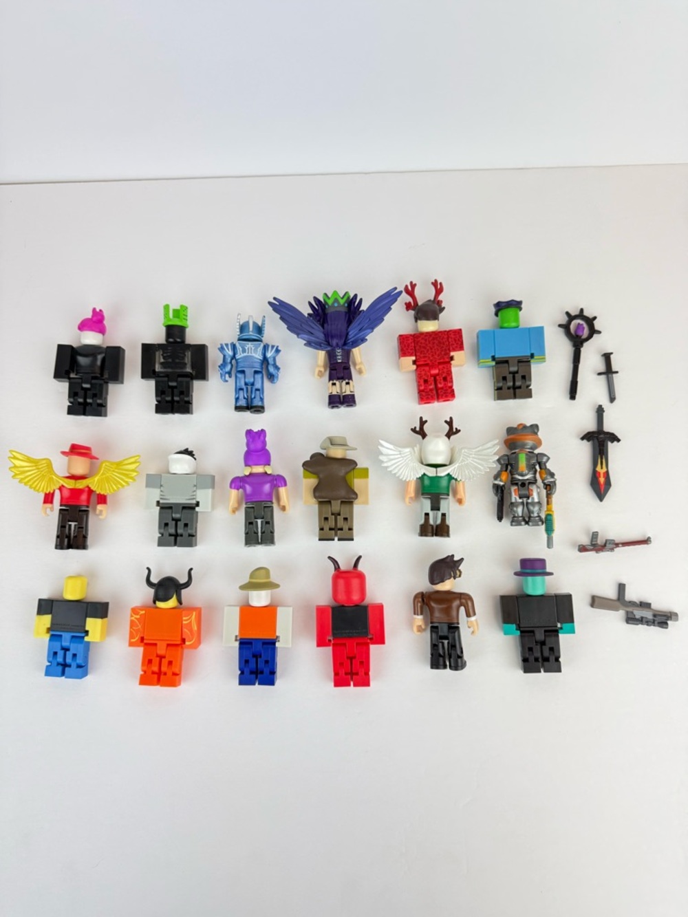 Roblox Lot 25 Piece 17 Figurines Accessories Collectible Gaming Toy - Picture 4 of 5